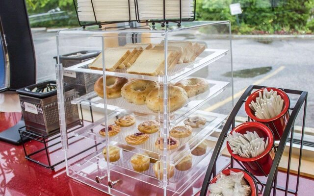 Rodeway Inn Macarthur Airport