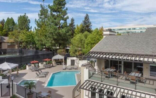 Global Luxury Suites at Stoneridge Mall