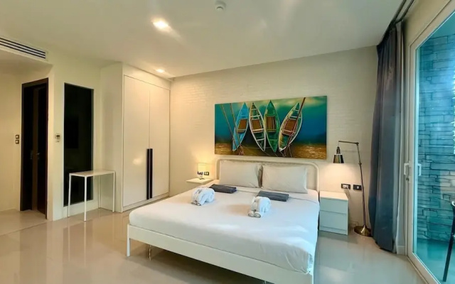 Emerald 412a - Studio With Balcony and Shared Pool