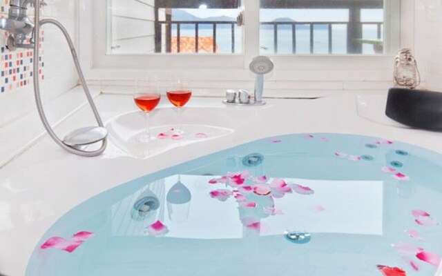 Geoje Eouleum Pension