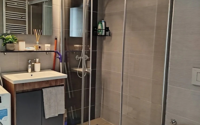 7th Floor Cozy Condo With Parking, Pool, Fitness !