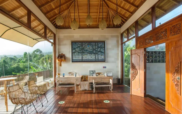 Giriwood Hotel & Villa