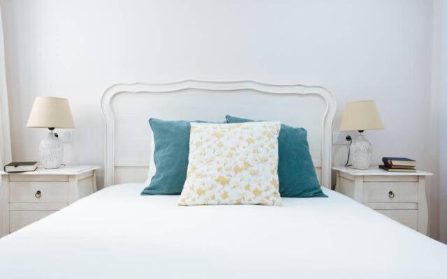 Hostly Sol 2bdr flat with patio in Seville center