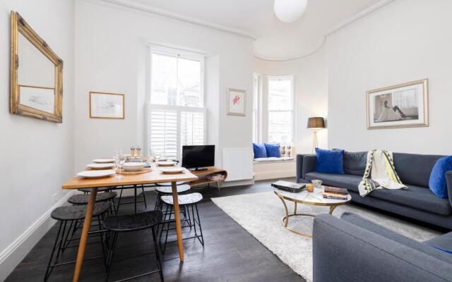 ALTIDO Sophisticated and Bright 4BR apt near Edinburgh Castle