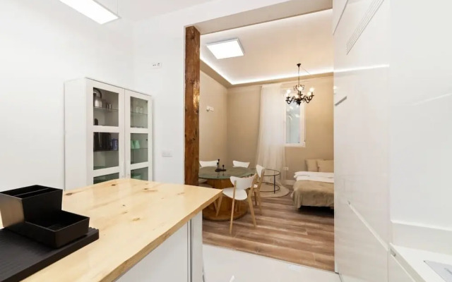 Bright & Spacious Three Bedroom Apartment in Centro