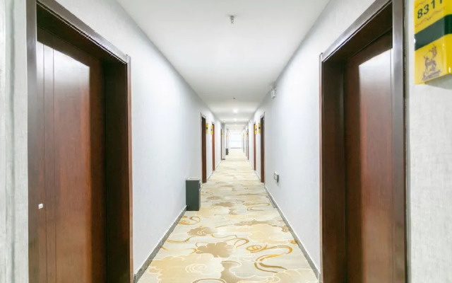 Huayi Hotel (Puyang East High-Speed Railway Station)