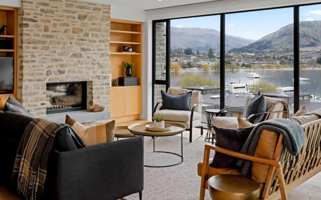 Genoa - Sleeps 6 - Lakefront Apartment