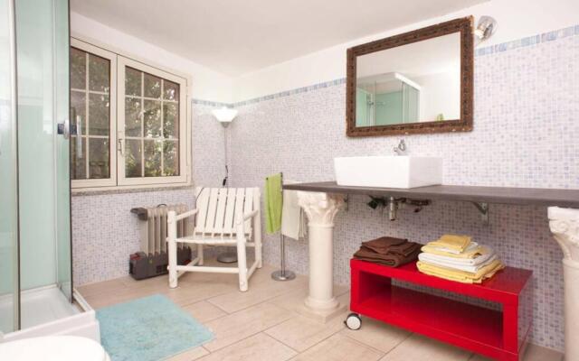 Loft mansardato con giardino e piscina/ loft with garden and swimming pool