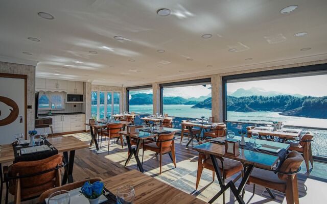 Dolphin Boutique Hotel & Restaurant