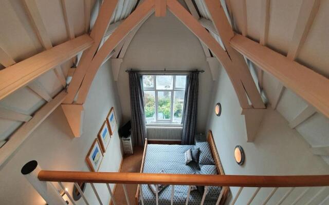 16 Clarence Hill - Iconic Dartmouth House with Enchanting Garden