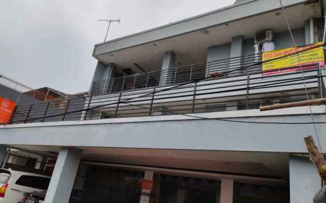 OYO 90251 Makaliwe Residence
