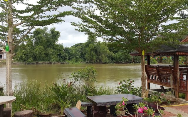 Ruenthai Rimnam Resort Suratthani