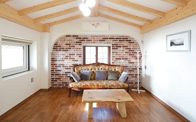 Yeosu Tirol Pension