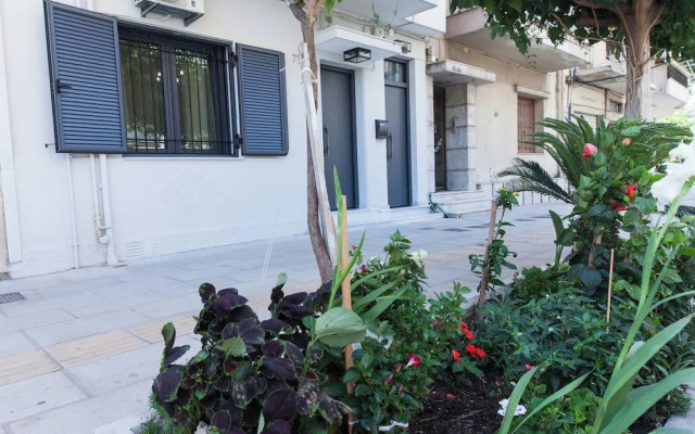 Pireas Jewel New Design Apt w Backyard