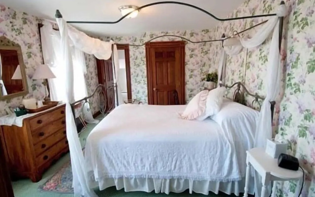 The Inn at Old Harbor