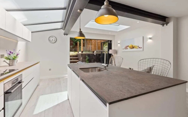 Elegant 2 Bed Apt W/patio nr West Hampstead