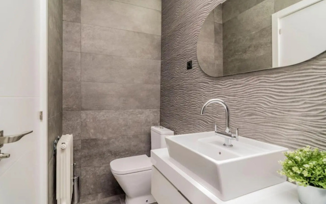 INCREDIBLE Apartment just steps from Gran Via by Batuecas