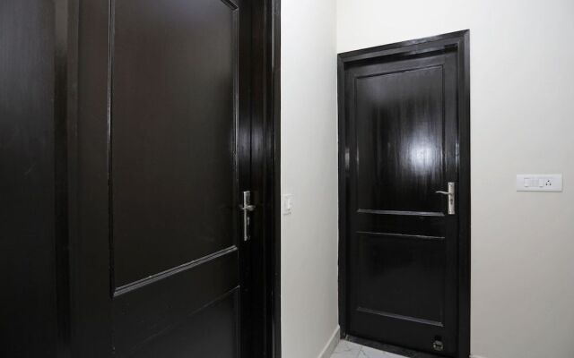 OYO 12673 The Diplomat Inn