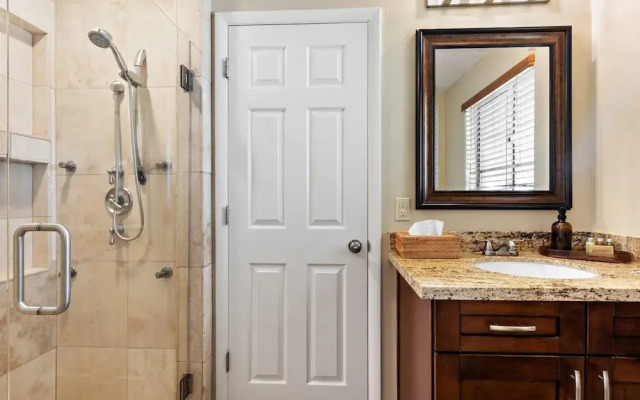 OldTown Lux 4BR/3BA HeatedPool+HotTub+GameRoom/14 by RedAwning