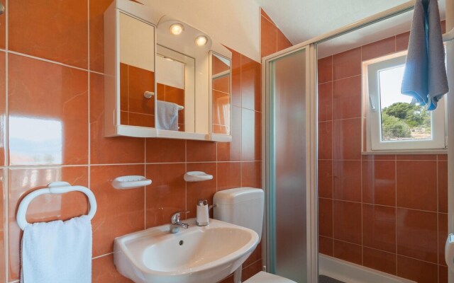Stunning Apartment in Supetar-splitska With 2 Bedrooms and Wifi
