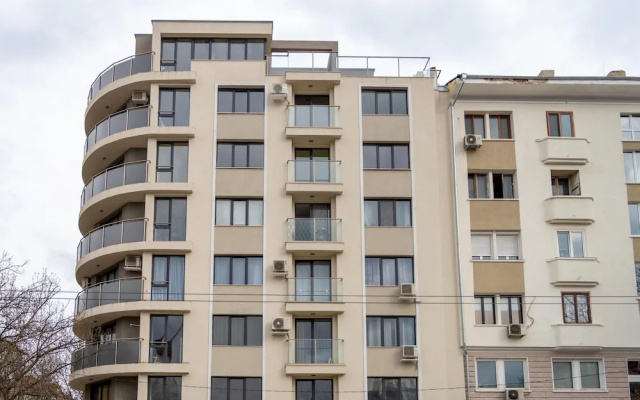 Sunny 1bdr Apartment Near Center