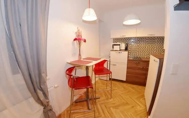 Joe's Apartments - 1030