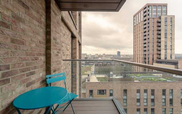 1 Bedroom Flat in Surrey Quays With Balcony