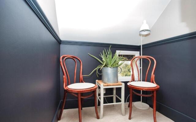 New Restful And Cosy 4 Bed Home Minutes From Beach