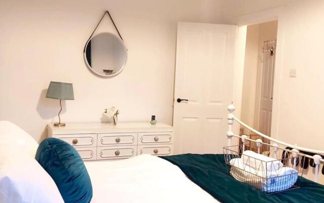 Flat 12A - Central, modern, bright apartment with free wifi