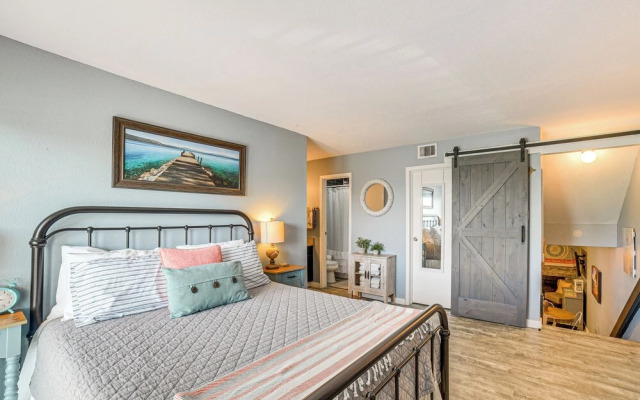 1/4 Mi to Seawall: Relaxing Galveston Condo!