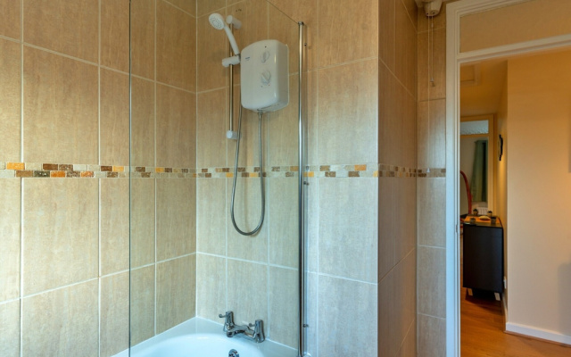 Cozy 3 Bedroom Apartment in Southern Lea