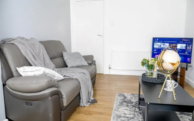 Stylish 4 Bed Apartment- Private Garden & Sleeps 8