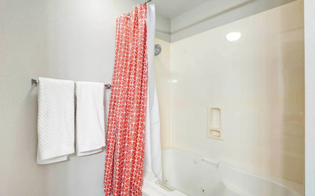 Beautiful Branson Condo w/ Golf + Pool Access!