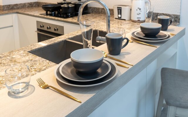 Whitesage - Stylish Retreat in JVC with Designer Swimming Pool