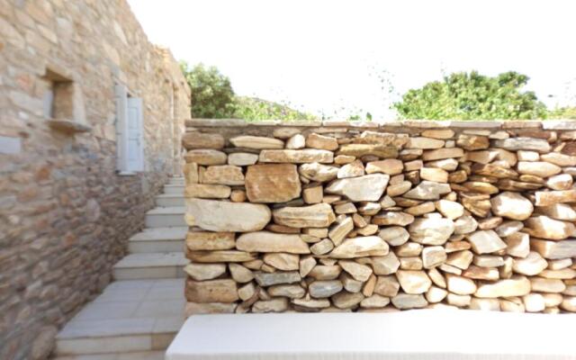 Ios Suite Atellier-Cozy Stone Retreat near the sea
