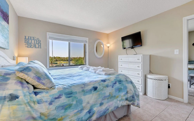 Ocean & Racquet 2303 by Vtrips