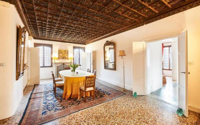 Ca' Fenice, charming apartment in San Marco, sleep 7