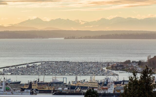 Chic Seattle Queen Anne W View 3 Bedroom Home