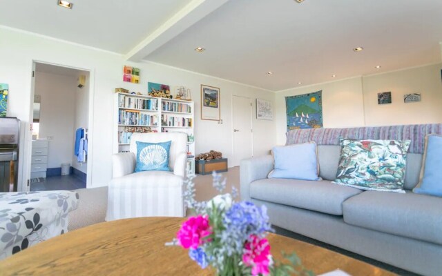 Sunny Poolside Studio in Meadowbank