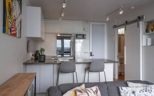 Centrally Located Light-filled Studio w/ Parking