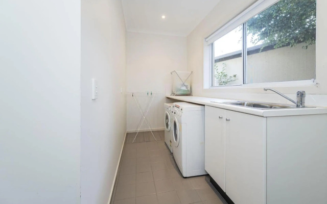 SANDPIPER 5 CLOSE TO TOWN Inlet Side