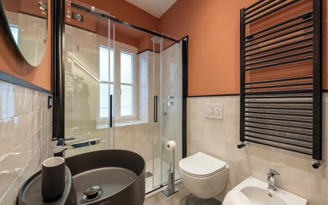 Bright 2BR flat moments from the beach