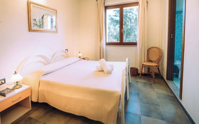 Hotel with swimming pool in Arbus