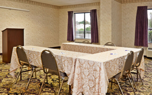 Holiday Inn Express & Suites Wilson-Downtown by IHG