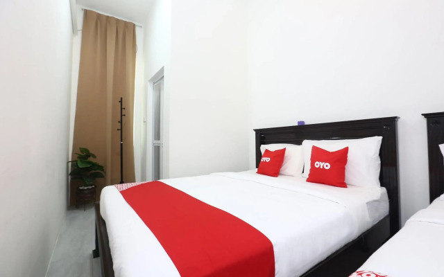 Super OYO 89678 Ady Hotel