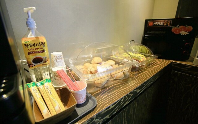 Suwon City Hall Station La Mer