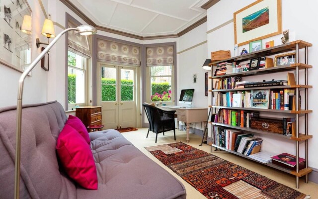 Veeve - Highbury Crescent
