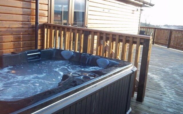 Woodpecker Lodge With Hot Tub Near Cupar, Fife