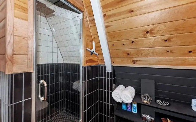 Acute A-frame Cabin w WiFi