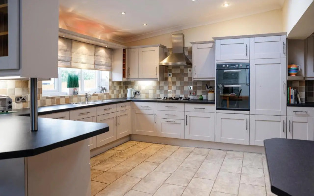 Stylish family home in desirable Penylan + Parking